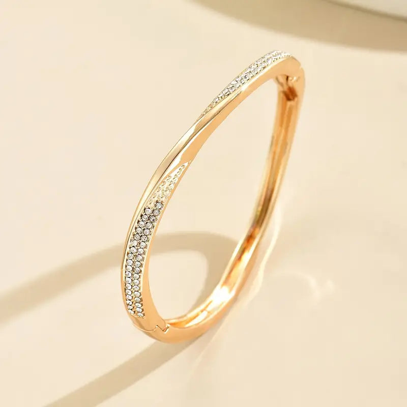 Stilvolle offene Armreife für Damen mit einem unregelmäßigen, Verzwungenen geometrischen Design, verziert mit Strasssteinen.