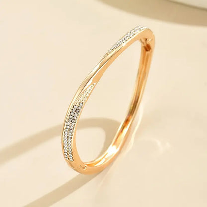Stilvolle offene Armreife für Damen mit einem unregelmäßigen, Verzwungenen geometrischen Design, verziert mit Strasssteinen.