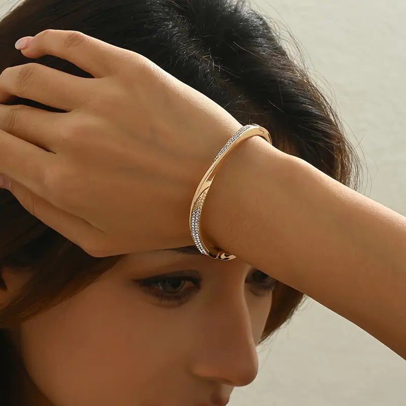 Stilvolle offene Armreife für Damen mit einem unregelmäßigen, Verzwungenen geometrischen Design, verziert mit Strasssteinen.