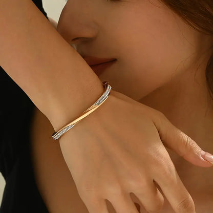 Stilvolle offene Armreife für Damen mit einem unregelmäßigen, Verzwungenen geometrischen Design, verziert mit Strasssteinen.