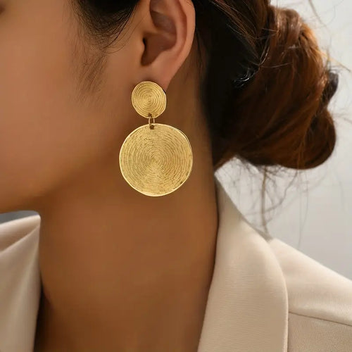 Runde Hängeohrringe mit goldenem Muster, eleganter schlichter Stil, aus Zinklegierung mit 18 Karat vergoldetem Schmuck, trendiges Geschenk für Frauen