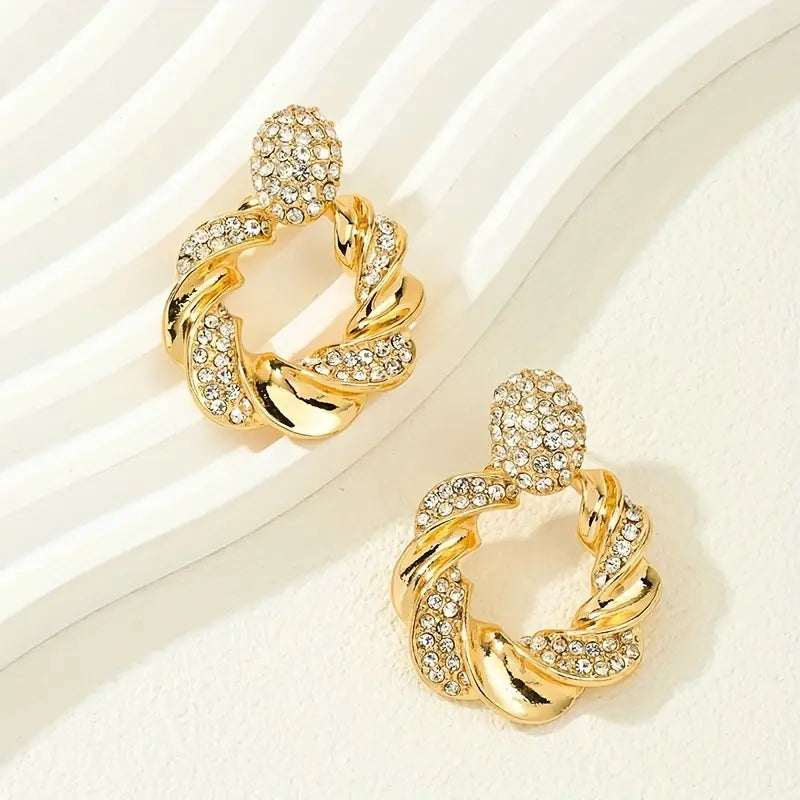 Ohrringe mit hohlem, verdrehtem Muster und glänzendem Strasssteinen, eleganter, schlichter Stil, zarter weiblicher Ohrschmuck