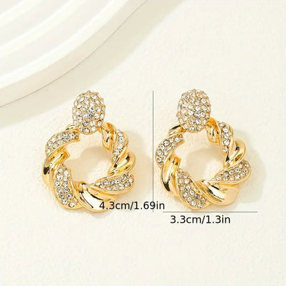 Ohrringe mit hohlem, verdrehtem Muster und glänzendem Strasssteinen, eleganter, schlichter Stil, zarter weiblicher Ohrschmuck