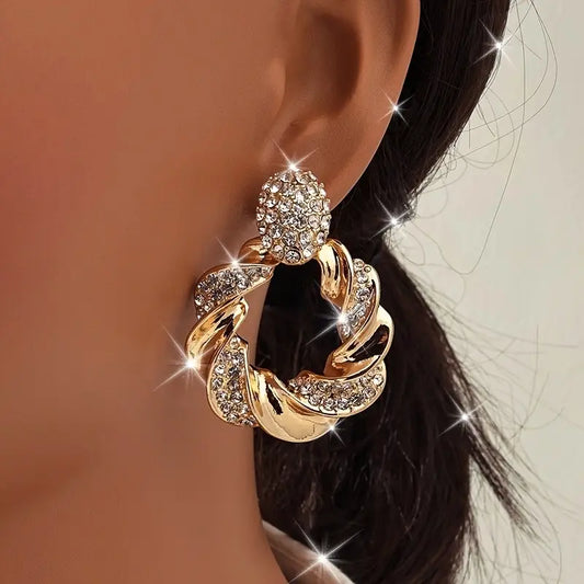 Ohrringe mit hohlem, verdrehtem Muster und glänzendem Strasssteinen, eleganter, schlichter Stil, zarter weiblicher Ohrschmuck