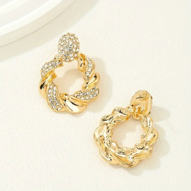 Ohrringe mit hohlem, verdrehtem Muster und glänzendem Strasssteinen, eleganter, schlichter Stil, zarter weiblicher Ohrschmuck